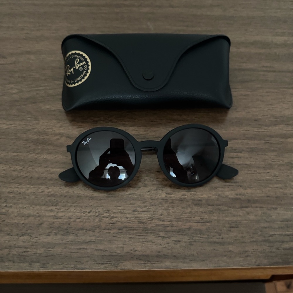 Ray-Ban Black Round Sunglasses with Case
